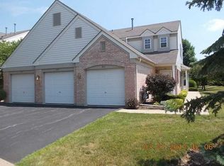 360 Crystal Ridge Dr, Crystal Lake, IL 60012