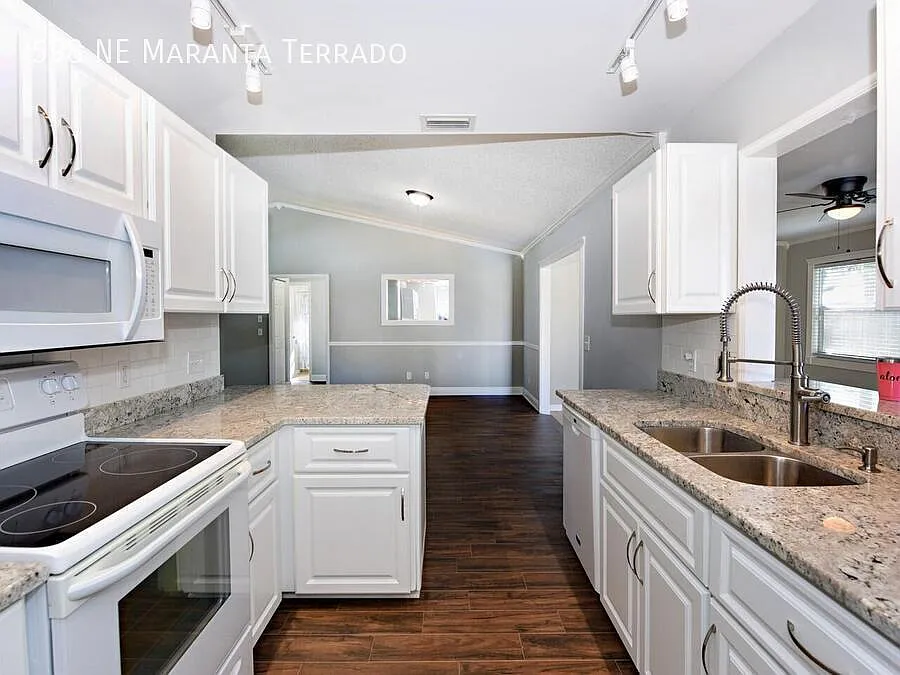 598 NE Maranta Terrado — Photo 3