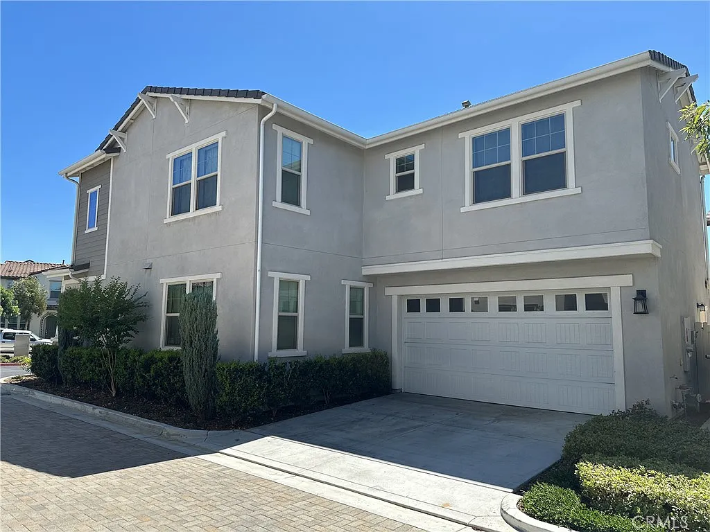 4 bed, 2473 sqft, $6,200 — Photo 2