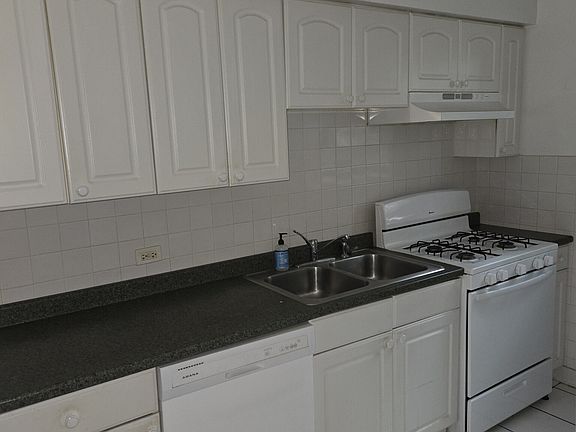 3rd image of 828 Reba Pl APT 3S
