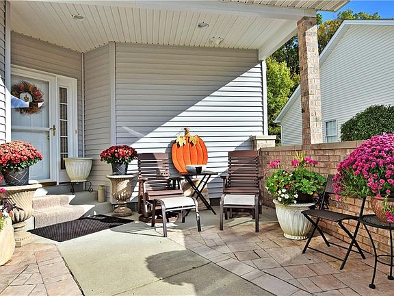 3rd image of 210 Palmer Cir NE