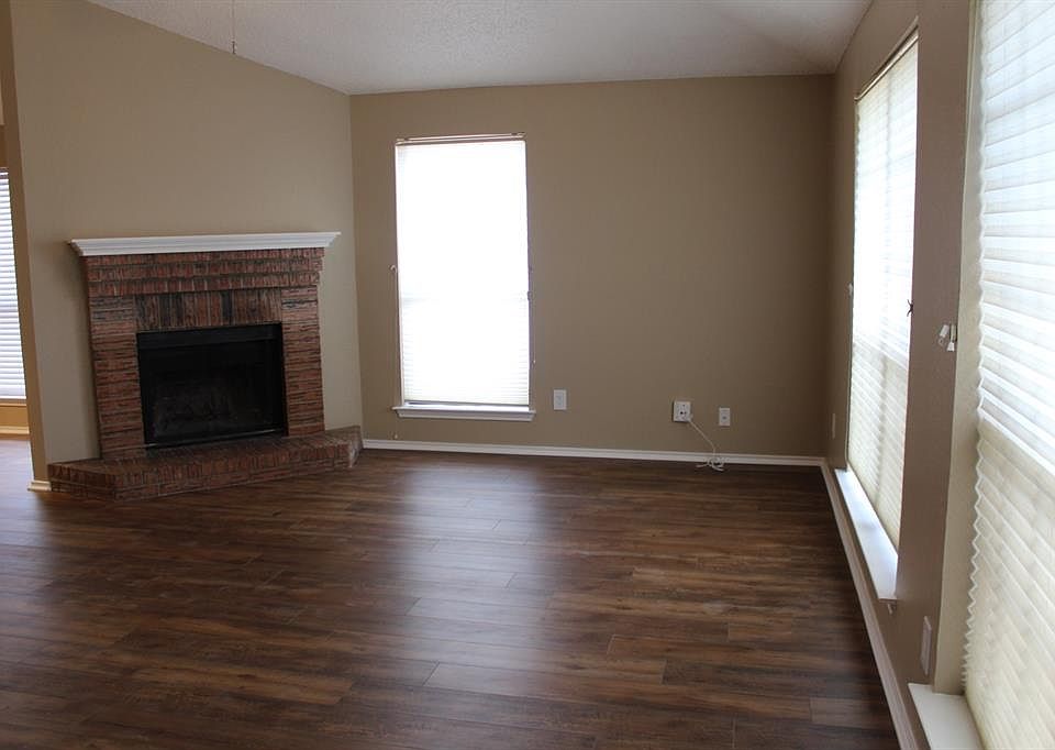 1st image of 2325 Oakmont Dr