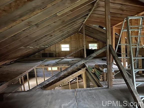 3rd image of 180 Fernwood Ln
