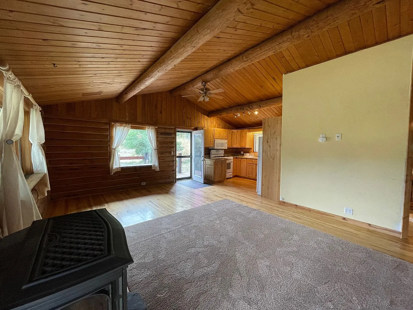Charming 2-Bedroom Log Cabin in Scenic Kila, Montana — Photo 3