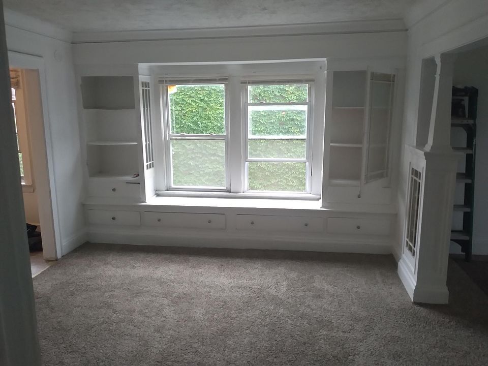 Built-in in dining room