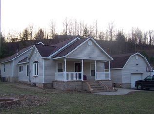 537 N Sandbranch Rd, Mount Hope, WV 25880