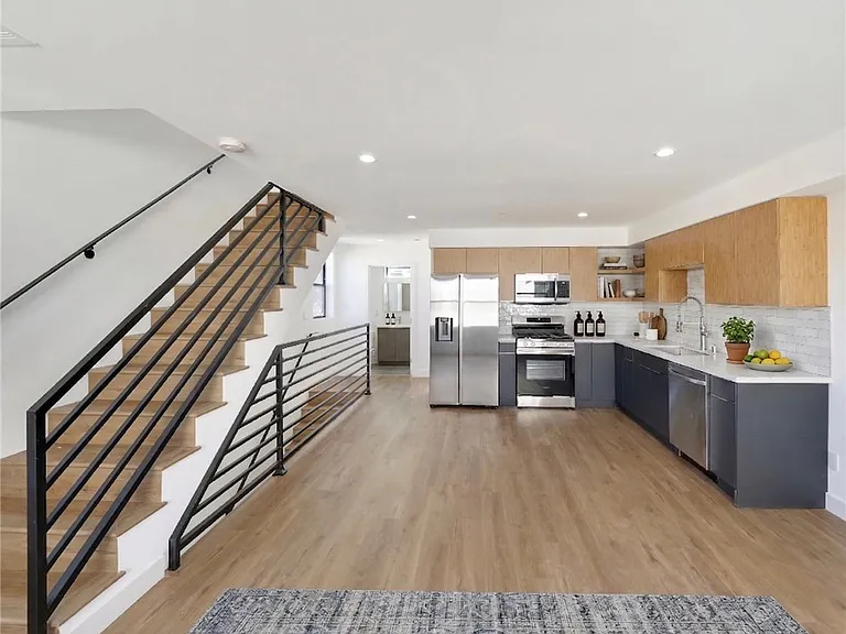 1856 S Redondo Blvd — Photo 3