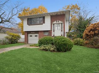 33 Grove St, Hicksville, NY 11801