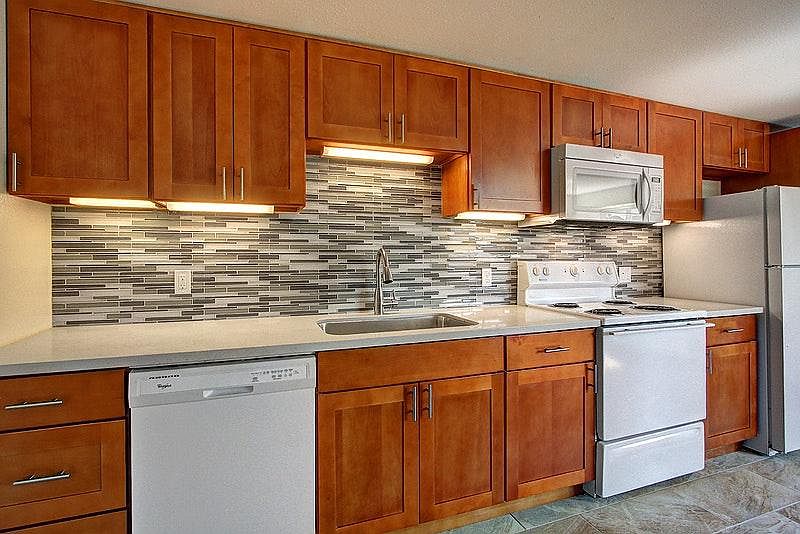 Kitchen/quartz counter/tile backsplash