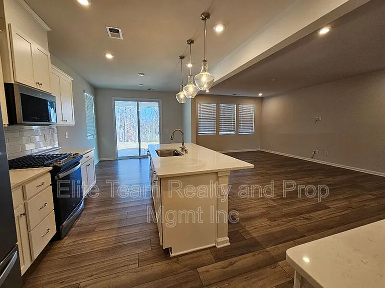 3108 Cheyney Park Dr — Photo 6