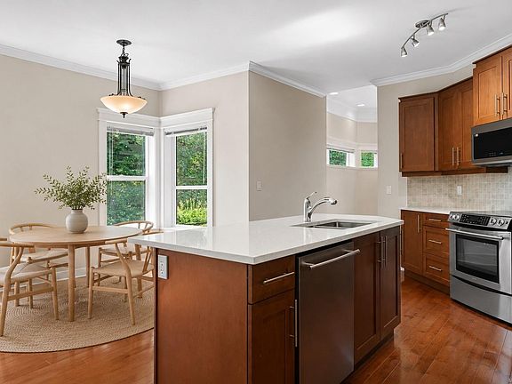 4th image of 553 Heatherdale Ln