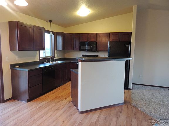 3rd image of 1009 Ash Grove St