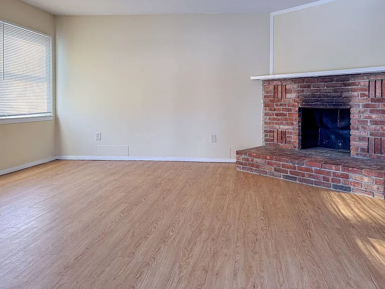 75 Chalet Hts — Photo 2