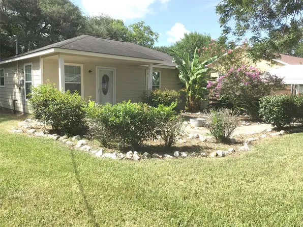 1006 2nd St, Louise, TX 77455