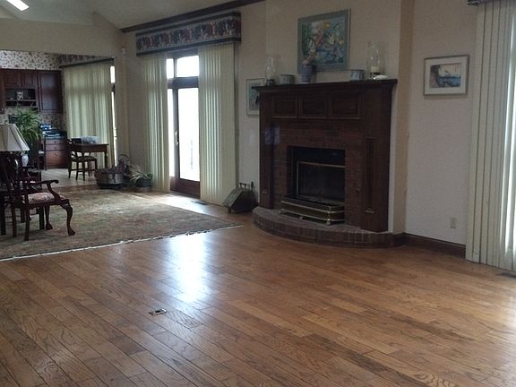 4th image of 1042 Holiday Dr