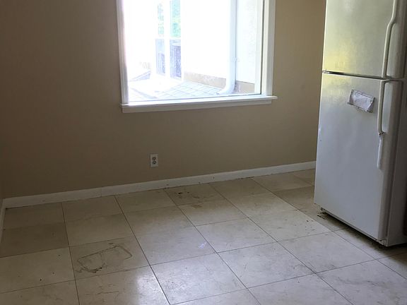 5th image of 169 Montgomery Ave #1