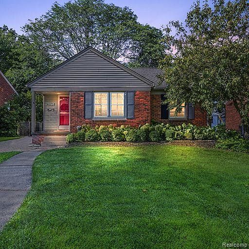 1st image of 916 Greenleaf Dr