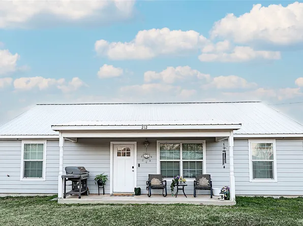 212 E Clay St, Bowie, TX 76230