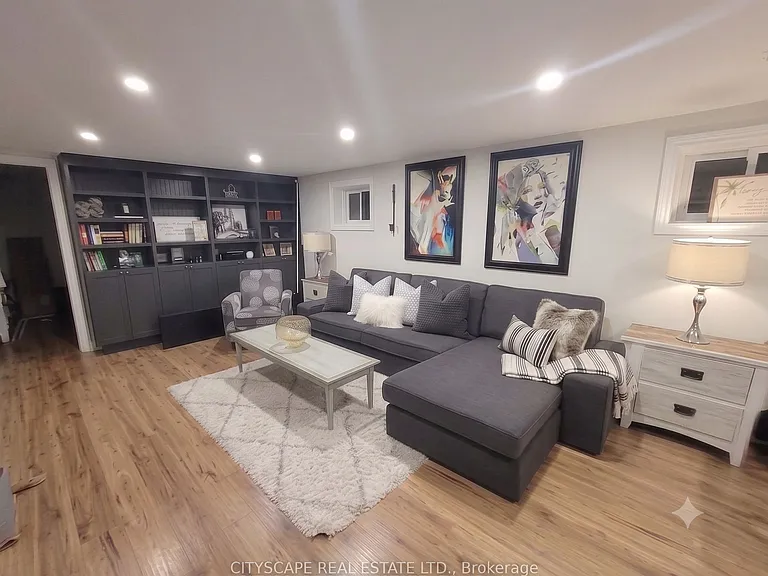 891 Curtis Cres — Photo 14