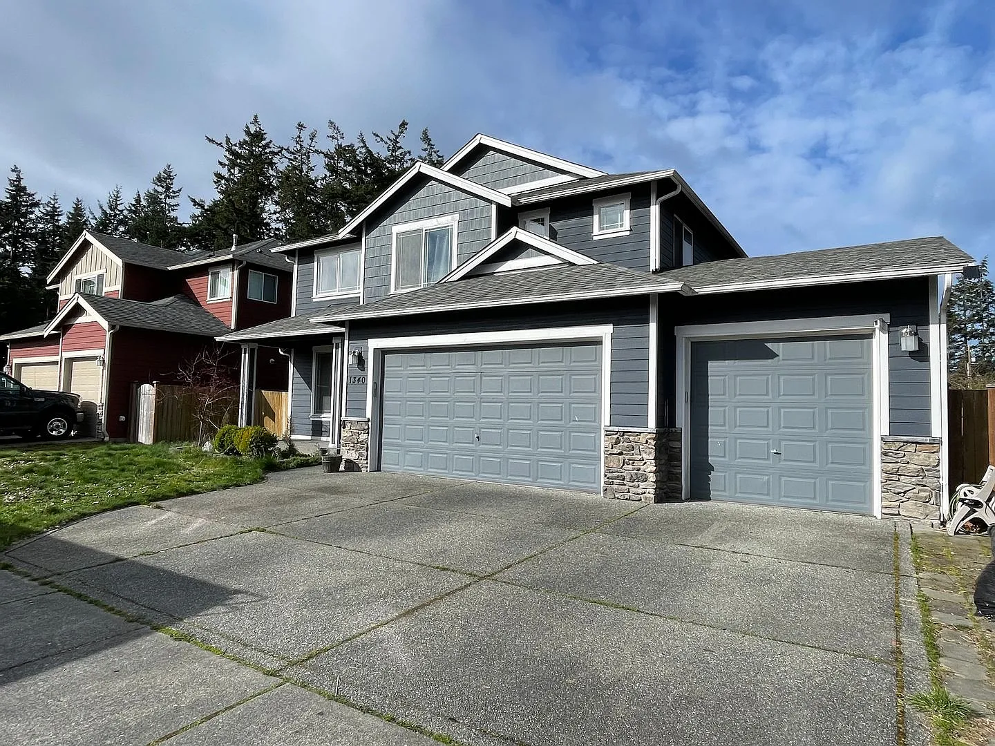 Spacious Pet Friendly 4 Bedroom Home Close to Everything! — Photo 3