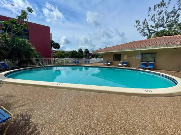 2500 Inverrary Club Apartments