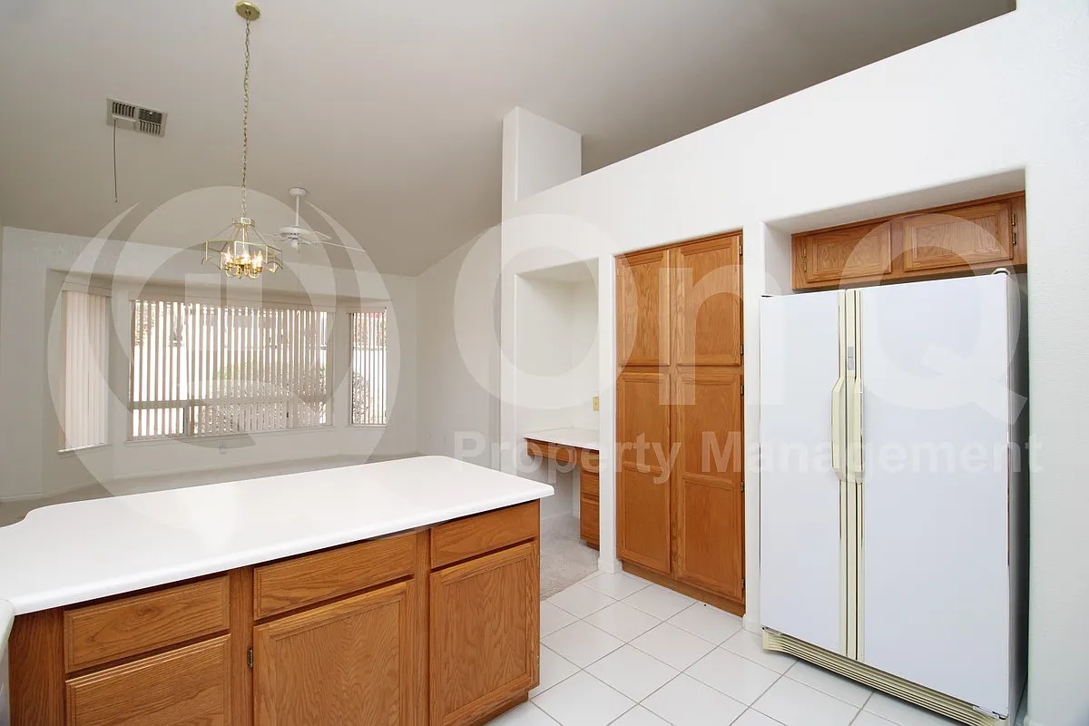 3 bed, 2.0 bath, 1952 sqft, $1,835 — Photo 4
