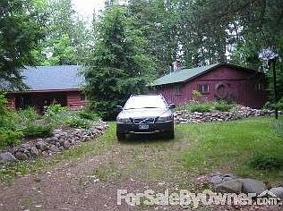 Cottage (L) and guest cabin (R)