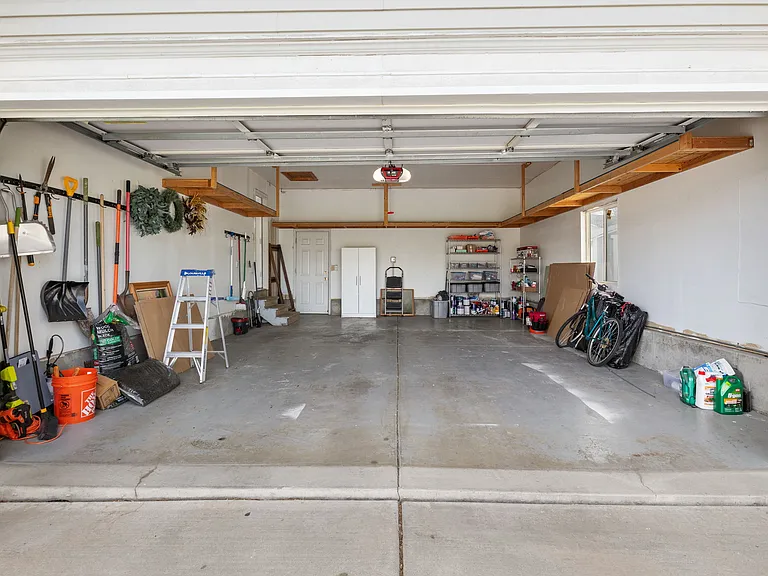 318 E Spyglass Dr — Photo 25