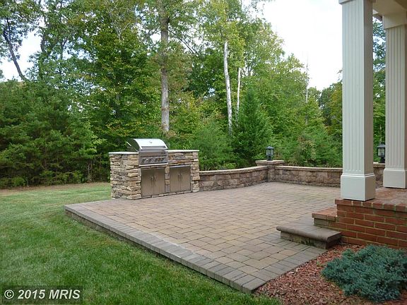 Stone paver patio w/ rear grill