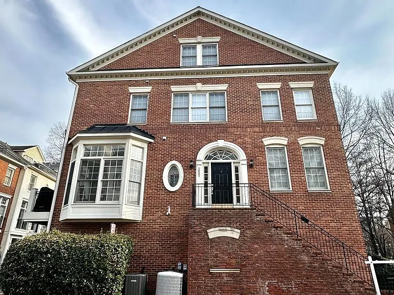 1607 Seneca Ave — Photo 2