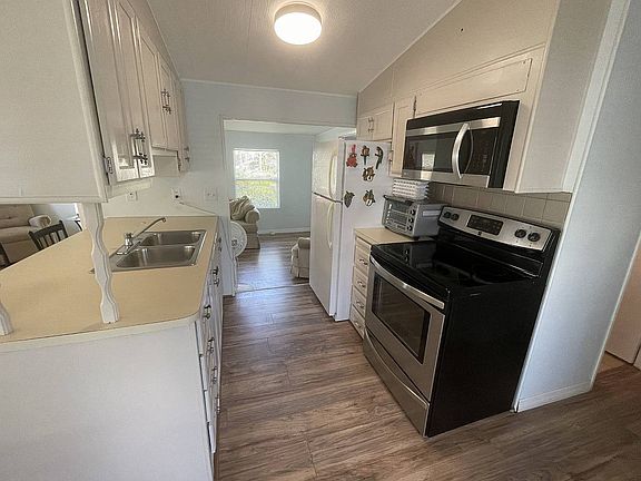 3rd image of 1039 Rainbow Cir