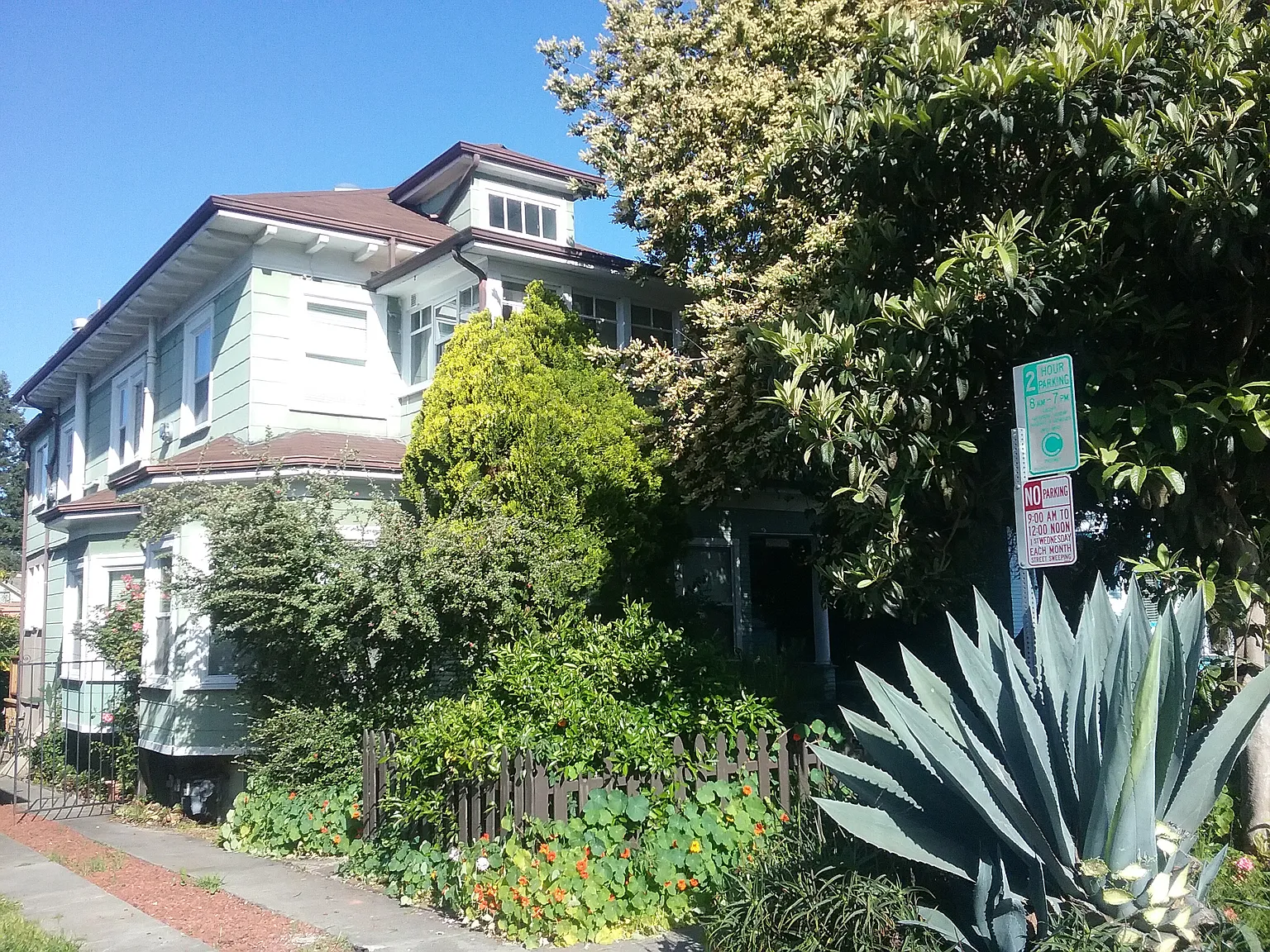 2216 Grant St photo 1