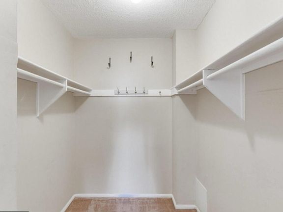 Walk-In-Closet