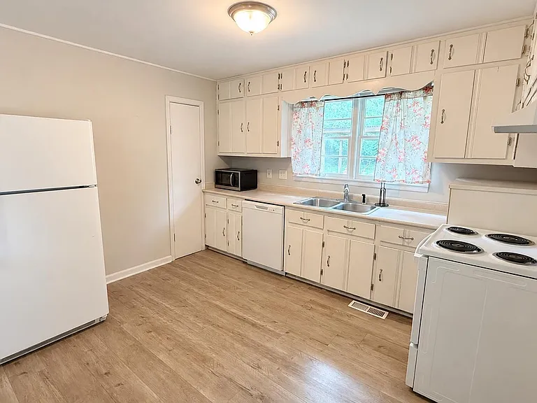 1908 Stevens Dr NE — Photo 9