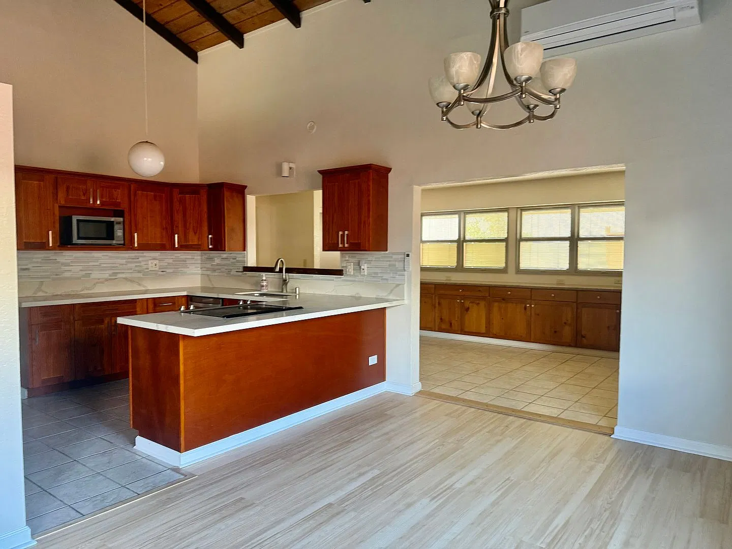 Upgraded 4 Bedroom, 2 Bath Single Family House in a Quiet Neighborhood — Photo 3