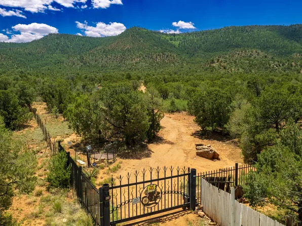 90 Metzger Dr, San Jose, NM 87565