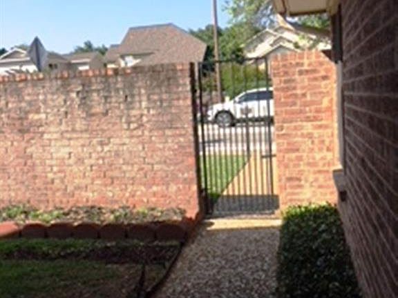 2nd image of 2911 Broadmoor Dr