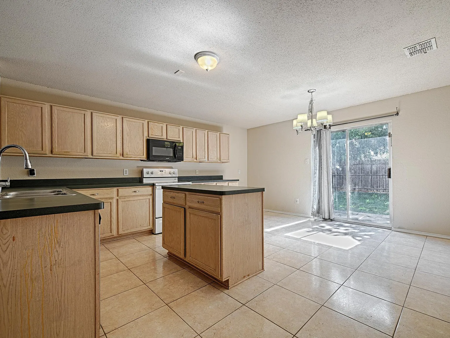 4 bed, 1894 sqft, $2,295 — Photo 3