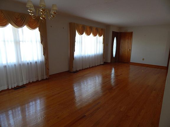 3rd image of 715 Dillon Dr