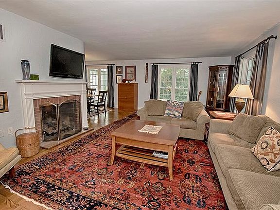 3rd image of 19 Thornwood Dr