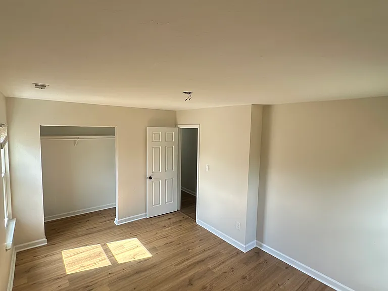814 47th St #B — Photo 16