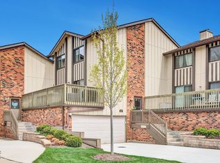 16 Lakeview Ct, Willowbrook, IL 60527