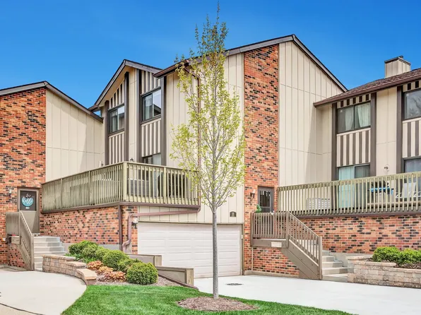 16 Lakeview Ct, Willowbrook, IL 60527
