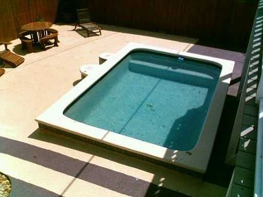 Oversized spa pool w/ turbo jets