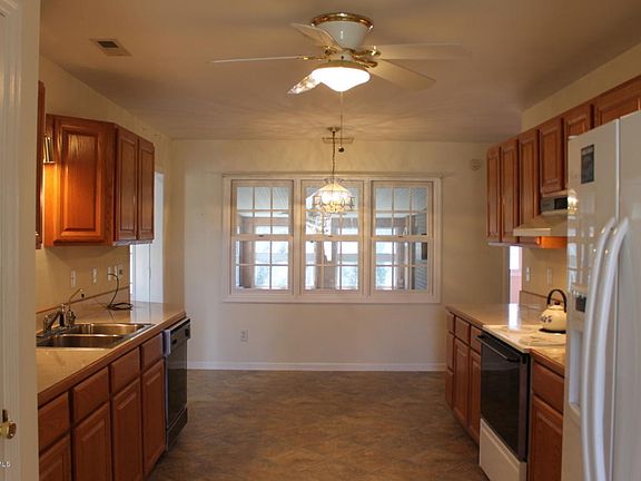 3rd image of 111 Pond Dr