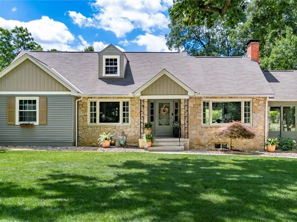 1272 Country Club Dr, Zanesville, OH 43701