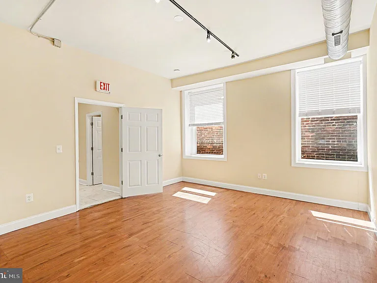 338 N Charles St — Photo 22