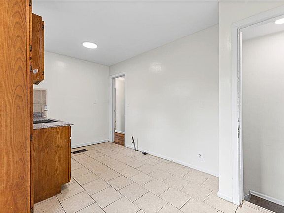 5th image of 20458 Sorrento St