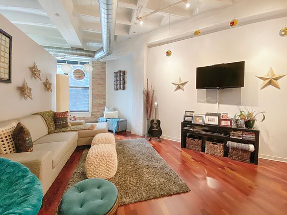 2nd image of 4015 N Milwaukee Ave Unit 307