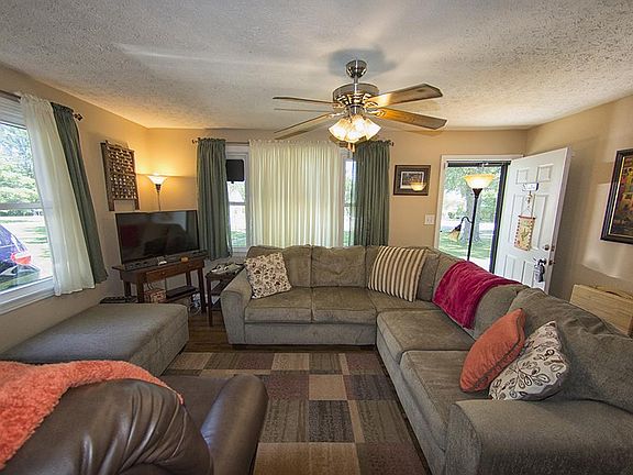 3rd image of 2924 Ironwood Dr